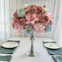 Centre de table romantique et rêveur en soie, fleurs artificielles faites à la main, roses et lys roses et bleus, pour la décoration de table de mariage