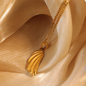 2024ミノスエンジェルウィングジュエリーセットステンレススチールPVD18kゴールド感謝祭イヤリングテクスチャードフェザーイヤリングネックレス - Product Image 3