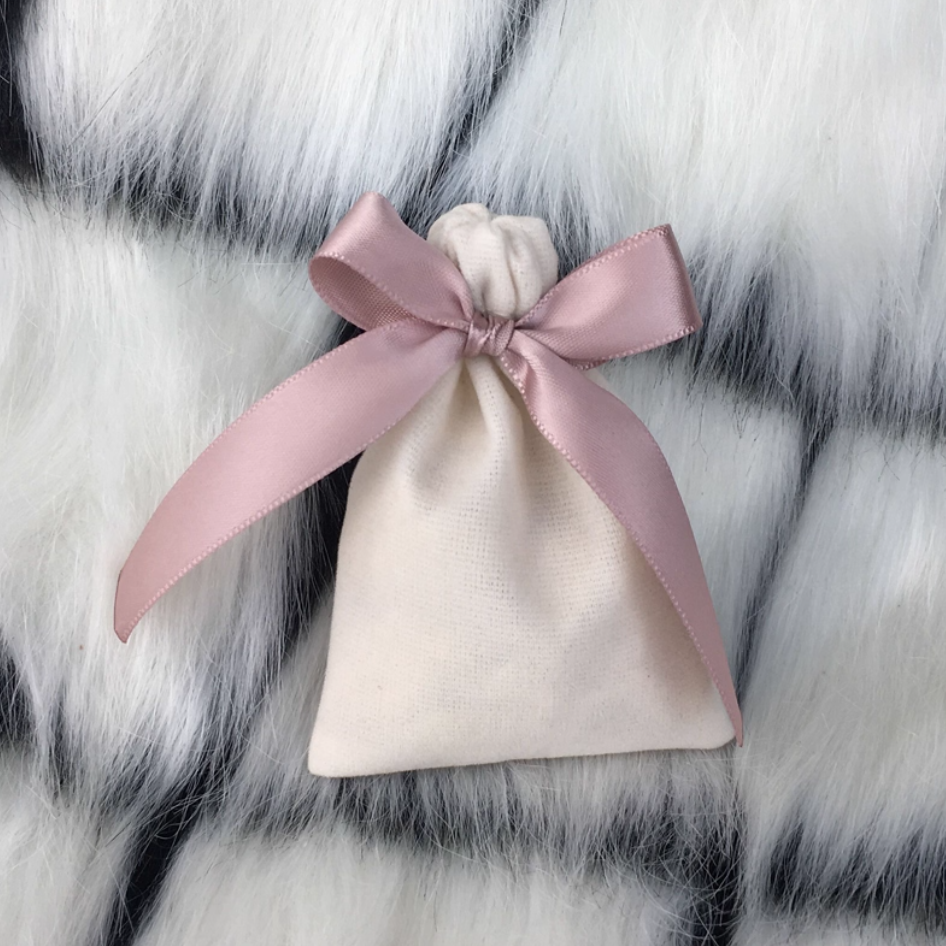 Sac beige avec ruban rose