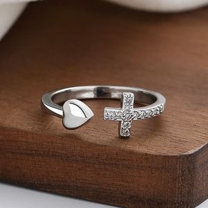 Anillo de boda ajustable con cruz cristiana chapado en platino para mujer, anillo abierto con forma de corazón y diamantes, venta al por mayor - Product Image 3