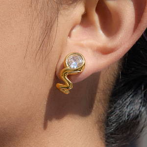 Pendientes de botón en tono dorado con circonita, diseño geométrico de onda, engaste en bisel, para uso diario - Product Image 2