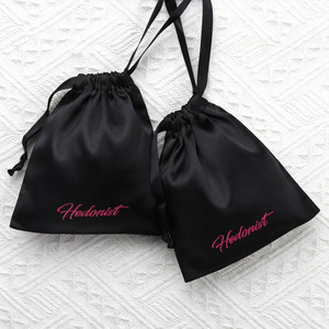 Bolsa de satén de seda suave con cordón y logotipo personalizado impreso para sombreros, ropa, pelucas, zapatos, protección contra el polvo, fiestas y empaque. - Product Image 1