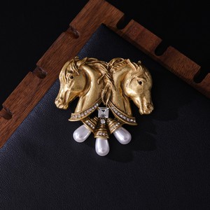 Broche é<span class=keywords><strong>l</strong></span>égante et minimaliste en alliage incrusté <span class=keywords><strong>de</strong></span> perles, motif double tête <span class=keywords><strong>de</strong></span> cheval, style rétro, accessoire polyvalent pour femme - Product Image 1