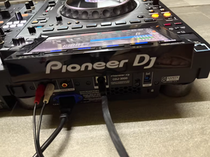 उत्कृष्ट ध्वनि गुणवत्ता और स्थायित्व सुनिश्चित करने के लिए उच्च प्रदर्शन घटकों से लैस अग्रणी dj टर्नटेबल, CDJ-3000, उपयोग किया जाता है - Product Image 4