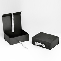 Boîte cadeau magnétique beige sur mesure de style livre avec ruban, emballage de luxe en carton rigide
