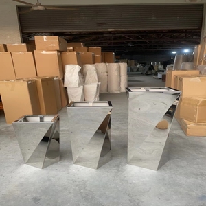 Fournisseurs <span class=keywords><strong>de</strong></span> premier plan Décoration intérieure <span class=keywords><strong>de</strong></span> luxe Grands pots et jardinières décoratifs d'intérieur/Grand vase <span class=keywords><strong>de</strong></span> sol en or inoxydable - Product Image 2