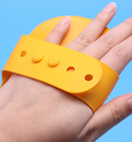 Vente en gros de produits de soin pour animaux de compagnie personnalisés en TPR pliables, réutilisables, avec poignée réglable, écologiques, pour la douche, le shampooing, le massage, le toilettage, le nettoyage et le soulagement