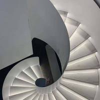 Escalier en spirale intérieur personnalisé en acier et bois, style luxe léger