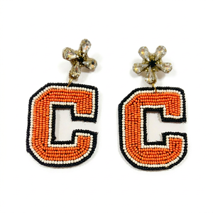 Venta al por mayor de joyería deportiva personalizable AP CURATED COUTURE, pendientes colgantes con letras y nombres personalizados, con pedrería y cuentas de cristal, a la moda. - Product Image 1