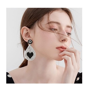 Pendientes bohemios con cuentas hechos a mano con diseño de corazón, cuentas de semillas, borlas, declaración, colgante, regalo de fiesta para mujer - Product Image 1