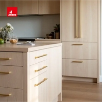 Armoire de cuisine Alland en chêne blanc scié de haute qualité avec plan de travail et crédence en quartzite