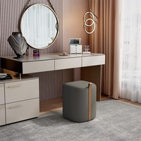 Tabouret de maquillage en tissu moderne et simple pour chambre à coucher, pouf bas minimaliste de luxe léger pour petit appartement