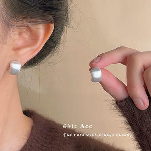 Pendientes de tuerca en forma de C mate chapados en oro de alta calidad de diseño Simple para mujer - Product Image 4