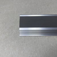 Bande antidérapante moderne en alliage d'aluminium haute dureté et PVC pour marches d'escalier d'hôpital, résistante à l'usure, antirouille, anti-collision