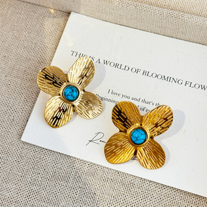 Boucles d'oreilles clous dorées pour femmes, sculpturales, nœud texturé, cœur, feuille, fleur, acier inoxydable, 100% sur mesure, tendance, plaqué or 14 carats, pour soirée - Product Image 1