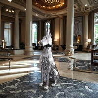 Élégante statue de chien lion en métal argenté avec accent doré Base en marbre de qualité supérieure Artisanat en résine pour villa de luxe ou espace commercial