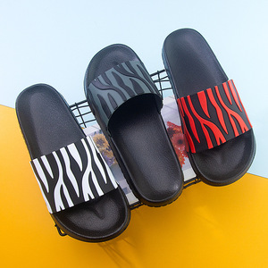 Chaussures à enfiler tendance pour hommes - Matériau PVC, antidérapantes, sandales d'extérieur, sandales de plage, chaussures d'été respirantes à bout ouvert - Product Image 3