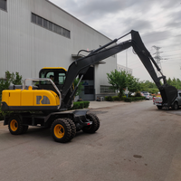 Excavatrice sur roues mobile de 6 tonnes et 7 tonnes équipée d'une lame de bulldozer pour les travaux de réparation routière et d'excavation de matériaux