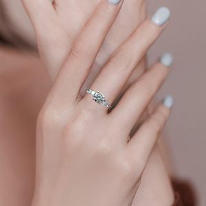 แหวนหมั้นเพชรโมอิสซาไนต์ SGARIT ทองคำแท้ 14K น้ำหนัก 1.48 กะรัต ทรงกลมเจียระไนแบบบริลเลียนท์ ประดับเพชรแบบ Pave Setting เครื่องประดับสำหรับผู้หญิง - Product Image 4