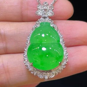 Colgante de Jadeíta Verde Imperial con Halo Floral de Diamantes en Oro Blanco de 18K, Collar de Lujo con Jade Birmano de Alta Transparencia - Product Image 3