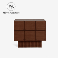 Table de chevet moderne du milieu du siècle en bois massif avec base cannelée, tiroir modulaire et rangement pour chambre à coucher et mobilier de maison