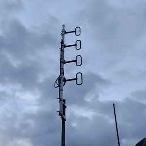 Antena de Estación Base para Exteriores de Alto Rendimiento UHF 400-470MHz, Plegable, con 4 Dipolos en Arreglo Apilado y Divisor de Potencia de 4 Vías - Product Image 1
