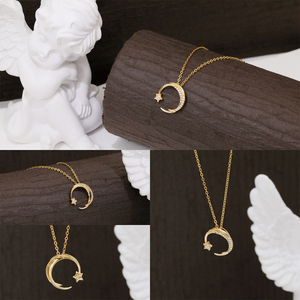 Collier <span class=keywords><strong>pendentif</strong></span> personnalisé en or 18 carats en forme de lune avec diamant serti griffe |   Vêtements de tous les jours unisexes de luxe |   Certifié IGI/GIA - Product Image 2