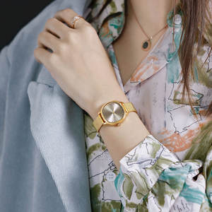 2025 nuevo reloj de mujer pequeño diseño de nicho dorado reloj elegante y versátil - Product Image 6