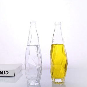 Wholesale500mlnew Creative Bouteilles en verre vides transparentes avec bouchons à vis en métal pour whisky, <span class=keywords><strong>vodka</strong></span>, vin de fruits et eau minérale. - Product Image 5