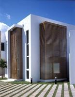 Panneaux de persiennes extérieurs en aluminium sur mesure Modèle d'ouverture verticale et horizontale pour volets de fenêtre d'hôtel