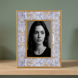Cadre photo rectangulaire élégant fait main avec incrustation de nacre et bordure dorée, impression UV couleur intégrale, affichage vertical sur table - Product Image 1