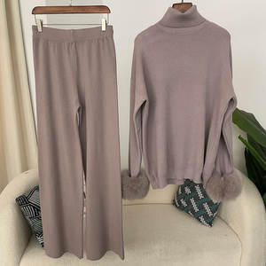 طقم كنزة نسائي كاجوال من الصوف المحبوك المريح للخريف مكون من بلوفر بياقة عالية وبنطلون واسع الساق مع أساور من فرو الثعلب الطبيعي للبيع بالجملة - Product Image 4