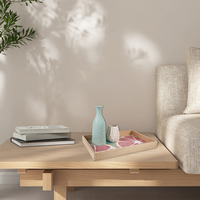 Plateau à fruits rectangulaire en bois naturel pour le petit-déjeuner en famille, sur la table basse ou sur les genoux sur le canapé