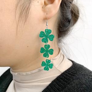 Boucle d'oreille en fer à cheval pour le <span class=keywords><strong>carnaval</strong></span> de la Saint-Patrick personnalisé en acrylique scintillant poudre de trèfle porte-bonheur - Product Image 4
