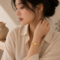 Bracelet tendance pour le quotidien en acier inoxydable et titane, avec motif papillons ailés plaqué or, style délicat et frais