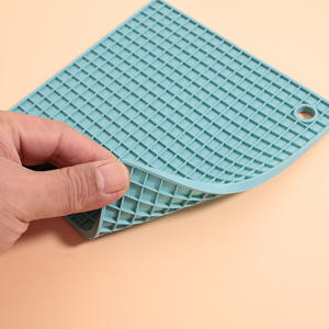 Tapis isolant thermique en silicone, carré, durable, doux, anti-chaleur, pour la protection des assiettes, des bols et des plats de cuisine - Product Image 2
