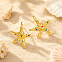 SUMMLY Pendientes de Estrella de Mar con Circonitas Multicolor, Texturizados, Minimalistas y Modernos, Chapados en Oro de 18K, Acero Inoxidable, Joyería de Playa para Mujer