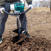 La perceuse à essence à quatre temps de 5,5 kW à main est utilisée pour planter des arbres et creuser des trous dans les jardins