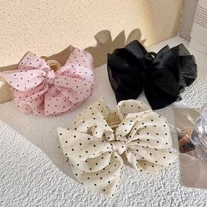 Pinza de pelo grande con lazo de malla, accesorio de tela con puntos ondulados, pinza de plástico tipo tiburón - Product Image 1