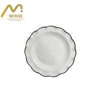 Assiettes de présentation en céramique blanches modernes à bord ondulé avec rebord noir/doré, vaisselle festonnée pour la location d'événements, mariages et fêtes, décoration de table