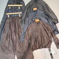 Ensemble deux pièces décontracté pour femme, idéal pour le bureau, motif uni, chemisier et pantalon large, design minimaliste, tissu tissé simple à l'avant