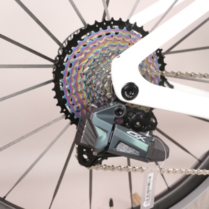 <span class=keywords><strong>Bicicleta</strong></span> <span class=keywords><strong>de</strong></span> Carretera TT-R18 con Grupo <span class=keywords><strong>de</strong></span> Transmisión Wheeltop 1X13 velocidades, Opciones <span class=keywords><strong>de</strong></span> Ruedas <span class=keywords><strong>de</strong></span> <span class=keywords><strong>Carbono</strong></span> con Radios, Pintura Blanca, Frenos <span class=keywords><strong>de</strong></span> Disco Aerodinámicos - Product Image 6
