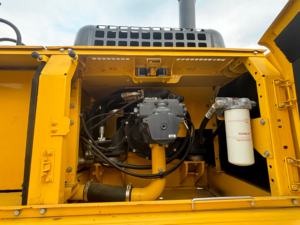 Excavatrice sur chenilles Komatsu PC350 d'occasion, 35 tonnes, modèle 2022, moteur diesel, pompe, bonne qualité, commandes, cabine confortable pour travaux lourds - Product Image 5