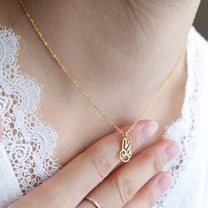 قلادة إشارة النصر الجديدة من لينسي، قلادات من الفولاذ المقاوم للصدأ بتصميم الإشارة بالإصبع، مجوهرات فاخرة للنساء كهدايا - Product Image 6