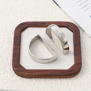 Set di <span class=keywords><strong>portatovaglioli</strong></span> in <span class=keywords><strong>oro</strong></span> opaco di lusso moderno all'ingrosso matrimonio decorativo in metallo <span class=keywords><strong>portatovaglioli</strong></span> anelli semicerchio ristoranti natale - Product Image 4