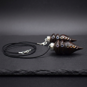 Pendentif Chakra en Pierre Précieuse en Forme de Goutte d'Eau, Sculpté à la Main, Portable, Art Feng Shui, Objet de Collection du Gujarat - Product Image 2