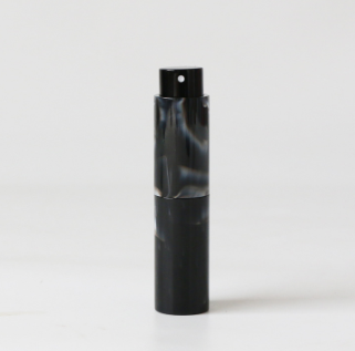 Botella de perfume negro de piedras preciosas