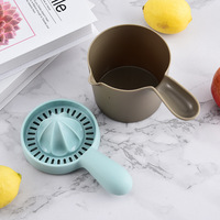 Presse-citron manuel multi-usages portable en plastique avec tasse Gadgets de cuisine Presse-citron portable avec tasse