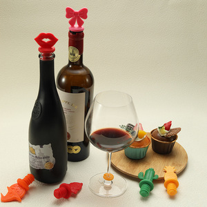 Tappo in silicone morbido a forma di girasole arcobaleno per conservare la freschezza di vino e birra, identificatore per bicchieri - Product Image 4