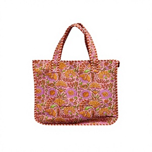 Esta bolsa acolchada presenta un estampado floral vibrante inspirado en diseños textiles tradicionales hechos a mano y con técnicas de estampado en bloque. - Product Image 3